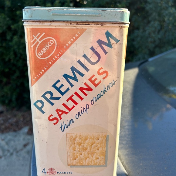 Vintage saltine cracker tin container - Picture 5 of 5